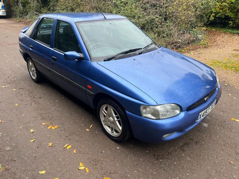 2000 Ford Escort 1.6 Finesse 5dr spares or repair modern classic project  HATCHBACK Petrol Manual