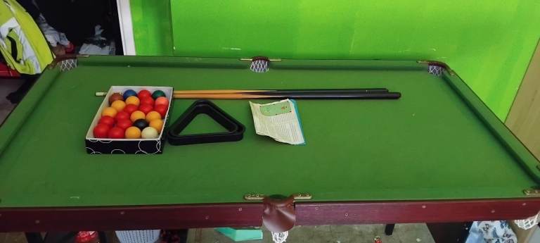 Fold up pool/snooker table 