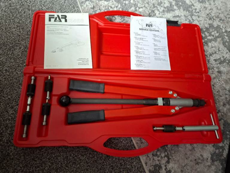Hand riveting tool