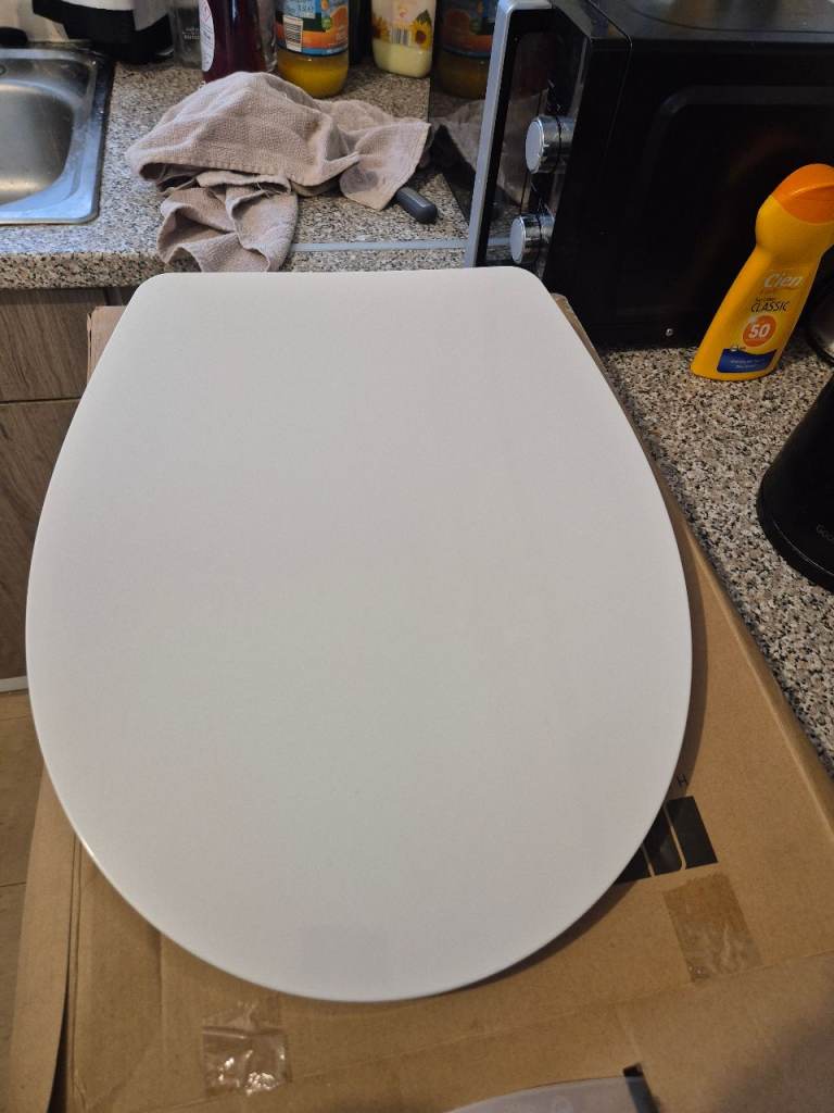 BRAND NEW TOILET SEAT 15 POUNDS FIXED PRICE 