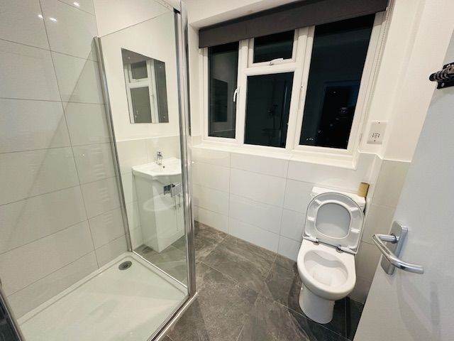 Studio flat available to rent in Ruislip - Victoria Road