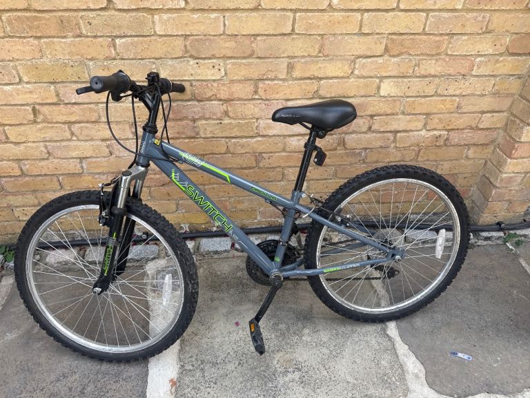 APACHE Mountain Bike – Grey with Green Accents, Good Condition