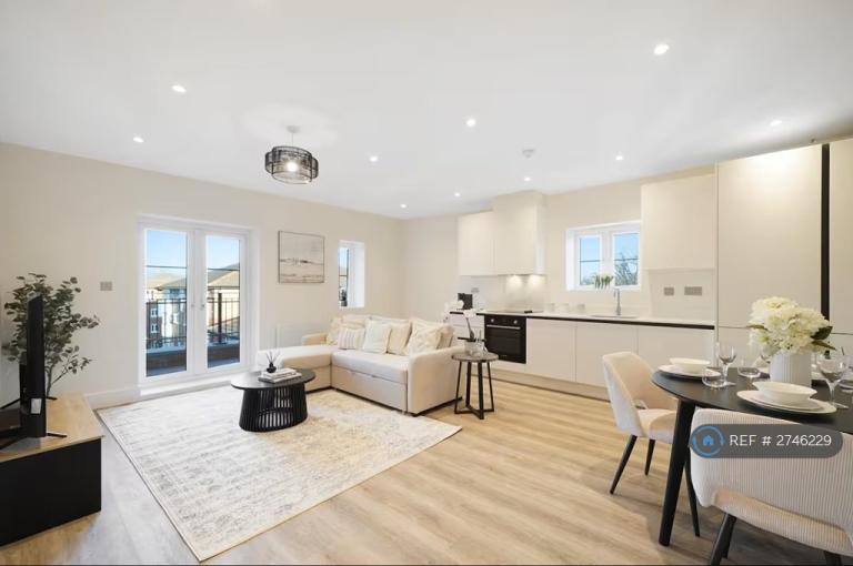 2 bedroom flat in Beechwood Grove, London, W3 (2 bed) (#2746229)