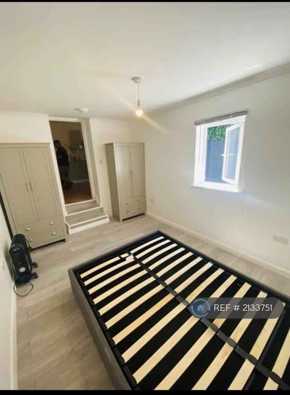 Studio flat in Gibbon Road, London, SE15 (#2133751)