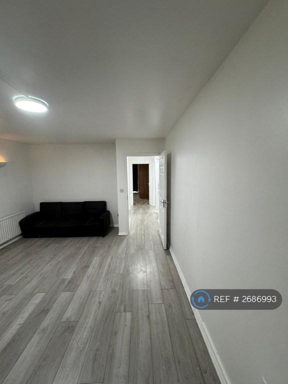 image for 3 bedroom flat in Montague Close, Barnet, EN5 (3 bed) (#2686993)