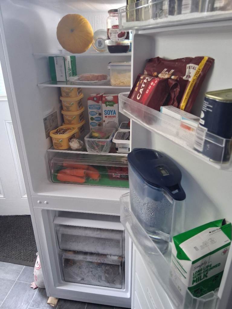 White Freestanding Fridge Freezer – Good Condition