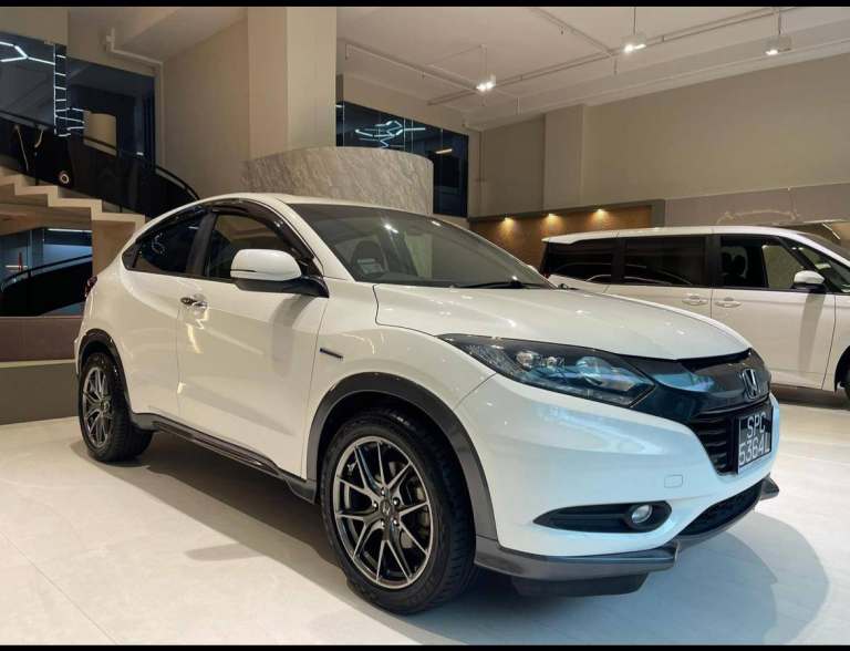 Handa Hrv Hybrid Vezel model 1.5 cc March 2016 only 35k miles auto mint condition 