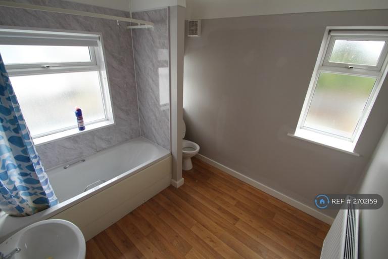 2 bedroom flat in Banks Road, West Kirby, Wirral, CH48 (2 bed) (#2702159)