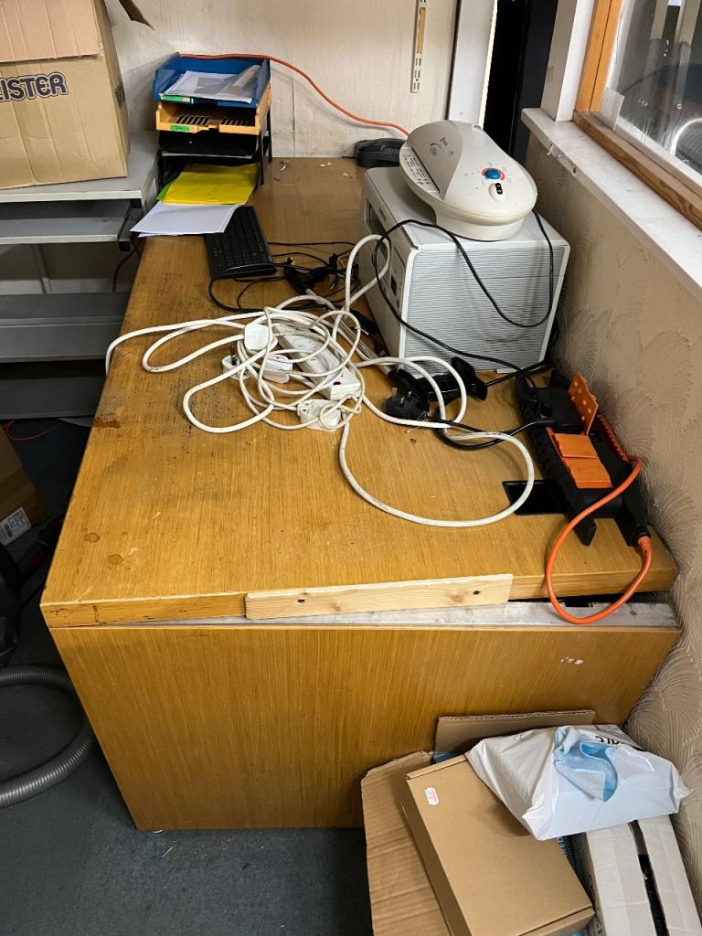 4 free desks, take whichever or all