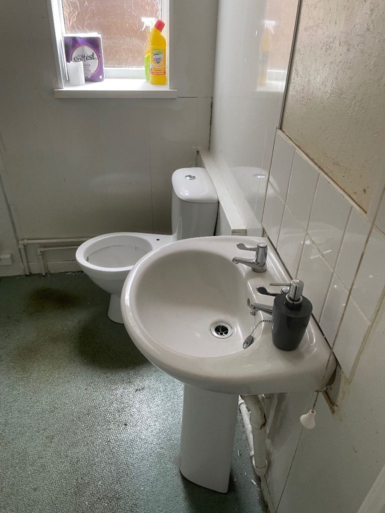Toilet and basin for free, will be removed week commencing 18th May