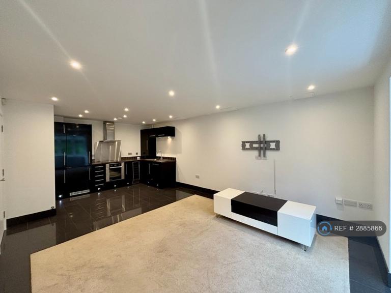 1 bedroom flat in Chesham Heights, Kingswood, Tadworth, KT20 (1 bed) (#2885866)
