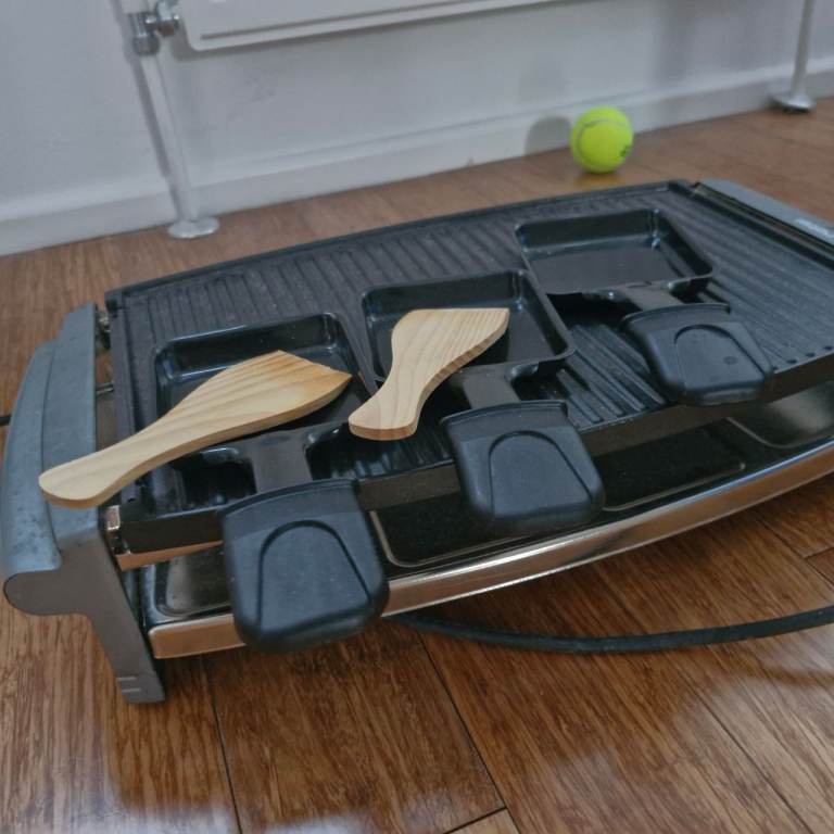 Raclette Grill with Mini Pans and Wooden Spatulas – Good Condition