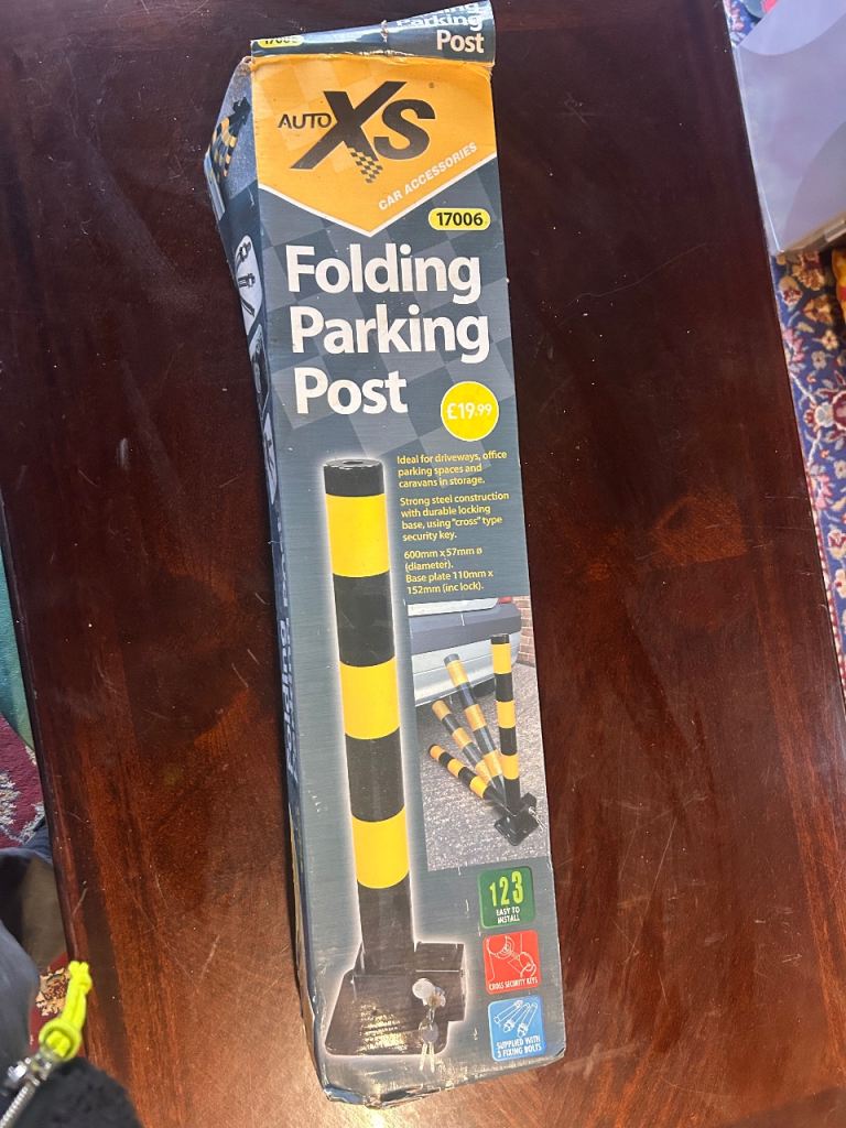Folding parking bay