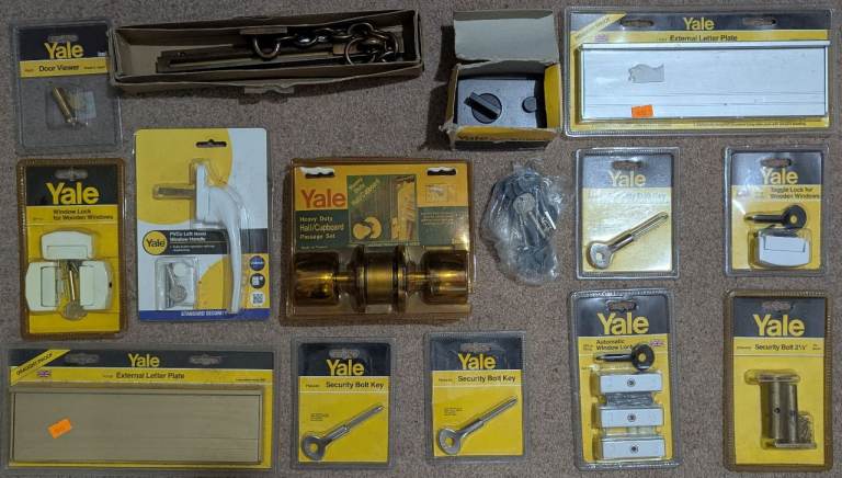 Job lot Of Yale Branded Locks & Door Furniture In Branded Holdall