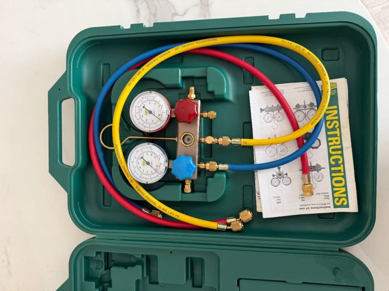 AC Manifold Gauge Set with Hoses in Green Case – As Good As New