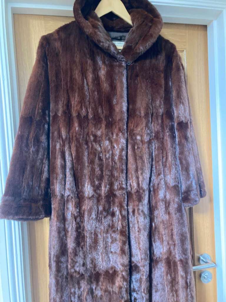 GENUINE vintage Fur Coat – Good as new condition