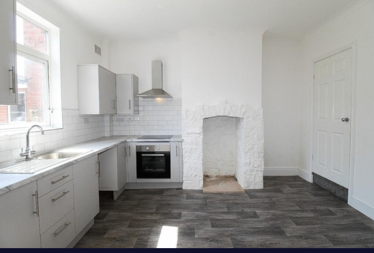 Beautiful 2 Bedroom House - Rotherham, Parkgate (Near Parkgate Shopping Centers) 