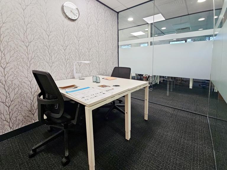 Aylesbury - HP198DB \ Private Office for 1 Person, Ready to Use