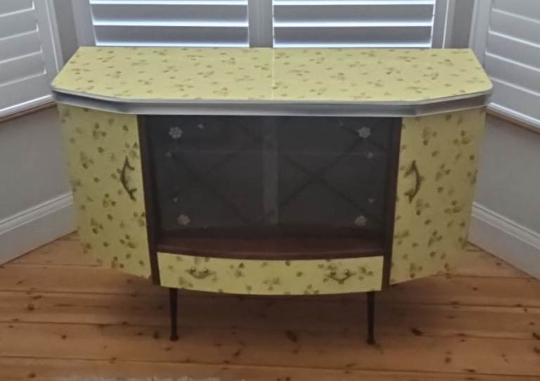 Vintage 1950s/early 1960s cocktail cabinet/drinks cabinet.