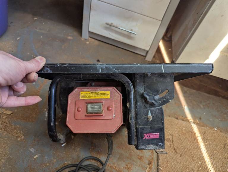 Electric tile cutter 