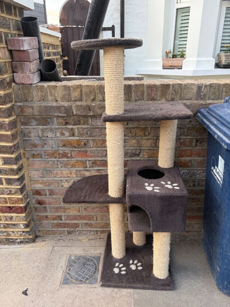 FREE Cat Tree / Scratching Post