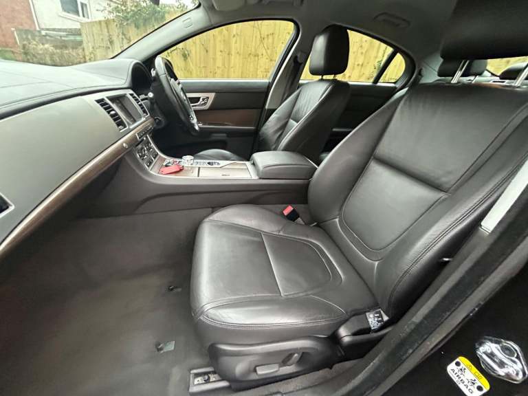 JAGUAR XF 3.0 d V6 240*LUXURY*ONLY73K-Xenons-Nav-BT&amp;Dab-LTHR**Stunning Example