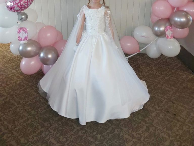 image for ✨ Beautiful Communion Dress – Ages 7–8 – MASSIVELY Discounted ✨