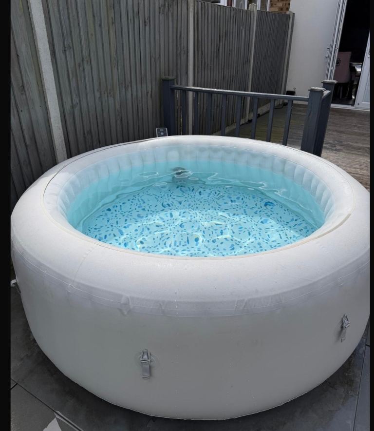 Lay-Z-Spa Paris 6 seaterHot Tub