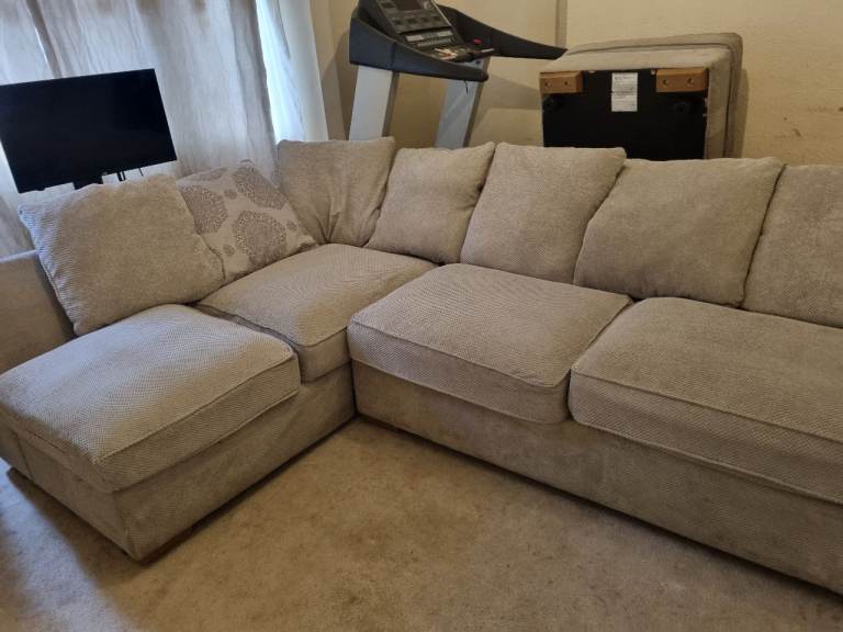 Corner sofa L shape  good condition dlevery available 