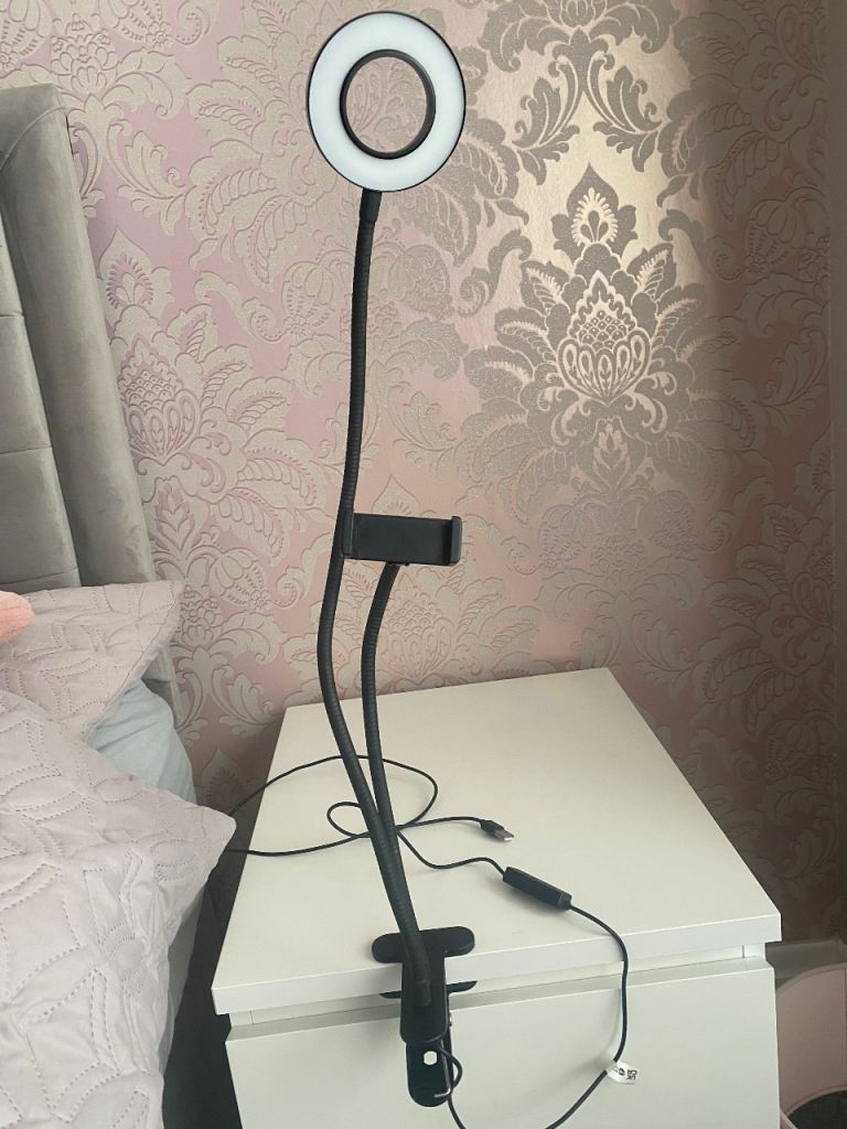 Ring light with phone holder attachment 