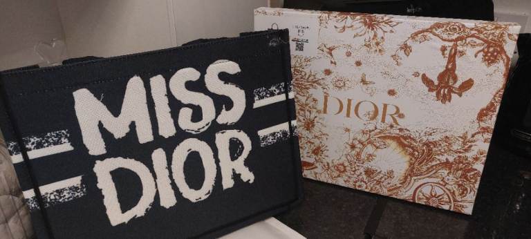 New boxed medium size tote bag 