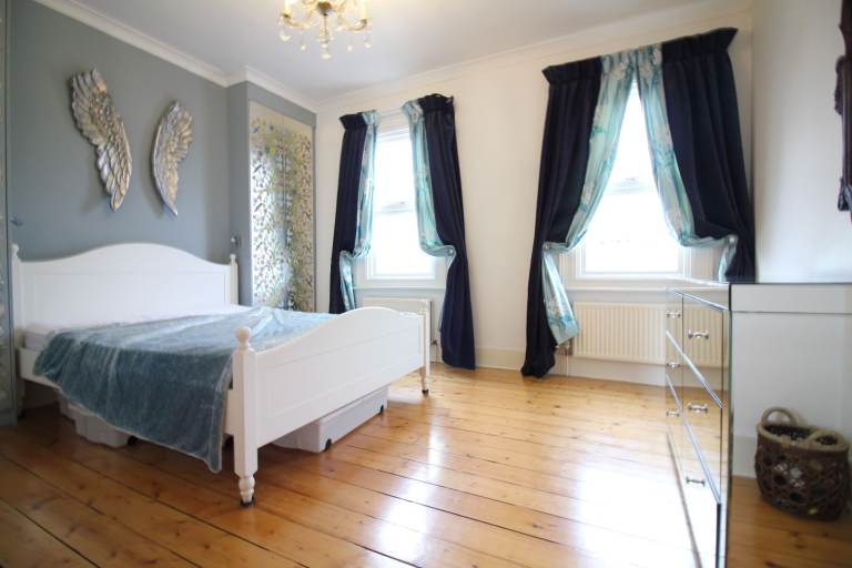 FULLY REDECORATED THREE DOUBLE BEDROOM HOUSE- HOUNSLOW HESTON ISLEWORTH OSTERLEY HEATHROW