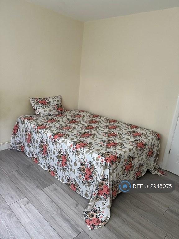 1 bedroom in Cambria Close, Hounslow, TW3 (#2948075)