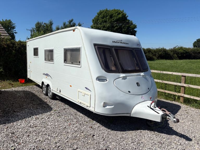 FLEETWOOD HERITAGE 640EB TWIN AXLE WITH MOTOR MOVERS 2005 CARAVAN