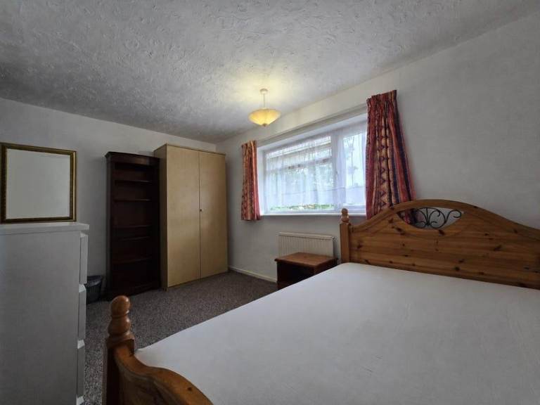Large Double Room in Southgate for 1 Person
