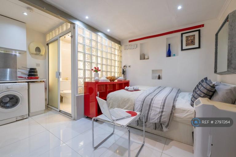 Studio flat in The Summerhouse, London, E15 (#2797264)