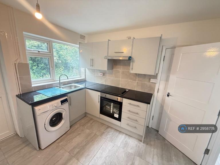 4 bedroom house in Manor Drive, Loughborough, LE11 (4 bed) (#2958778)