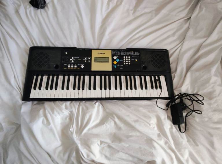 Yamaha YPT-220 61-Key Electronic Keyboard + Power Adapter – Working