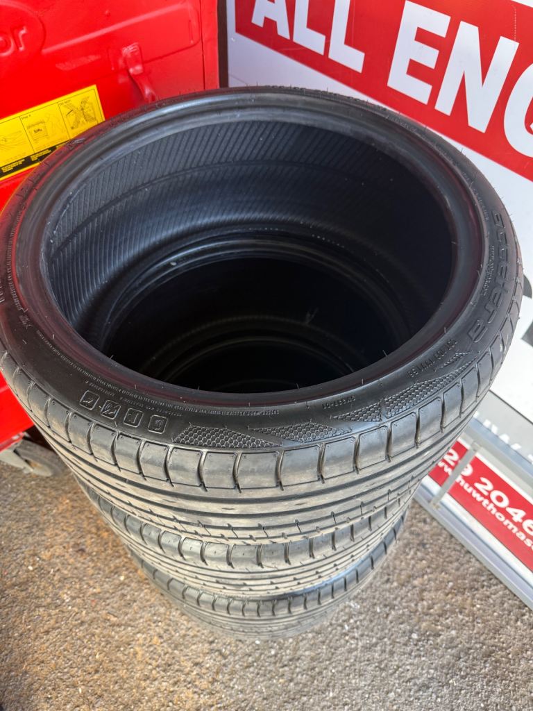 2x255 35 19 tyres and 2x285 30  19 tyres 