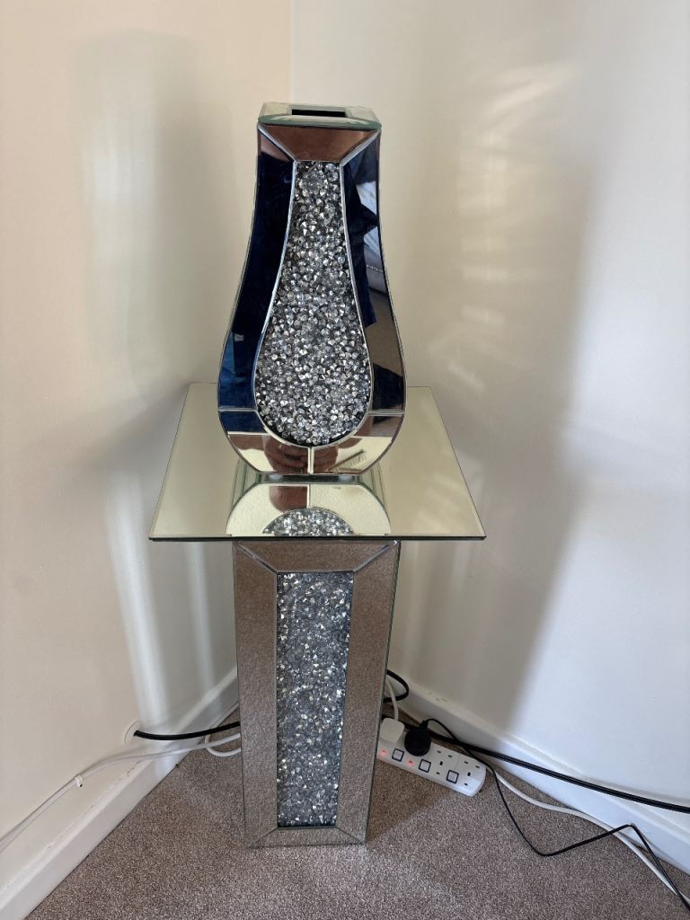 Crystal stand with vase 