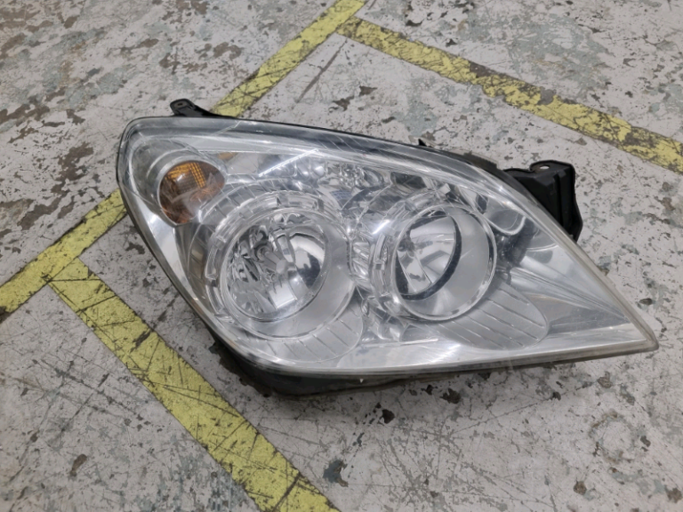Astra H O/S Headlight Chrome Background