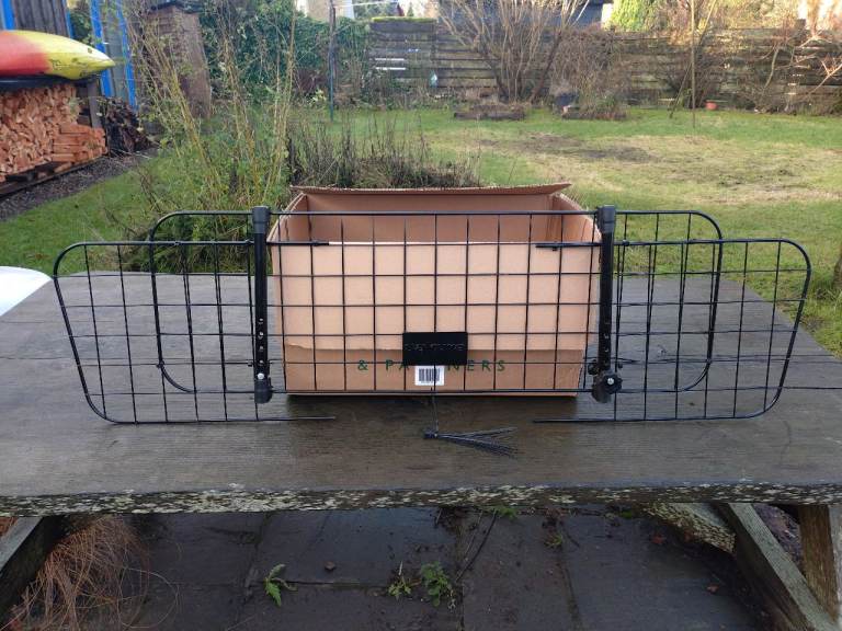 Sakura universal vehicle dog guard 