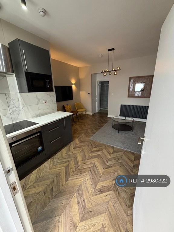 1 bedroom flat in Dawes Road, London, SW6 (1 bed) (#2930322)
