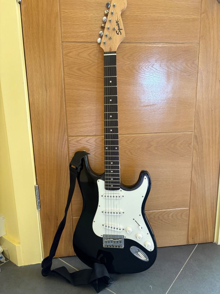 Fender Squier Bullet Stratocaster, Bag & Strap – Excellent Condition – Ready to Play