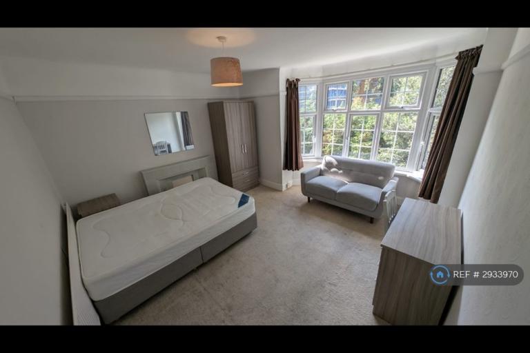 4 bedroom flat in Pine Mansions, Bournemouth, BH1 (4 bed) (#2933970)