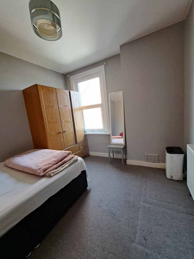 Room to rent near Collins wood station