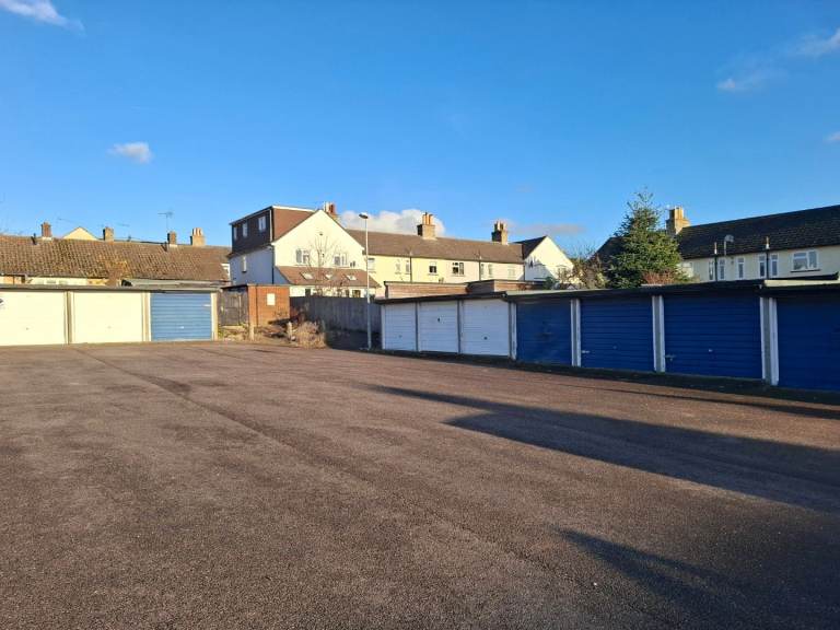 Garages to rent: Waltham Road (r/o 18), Hitchin, SG4 9JW