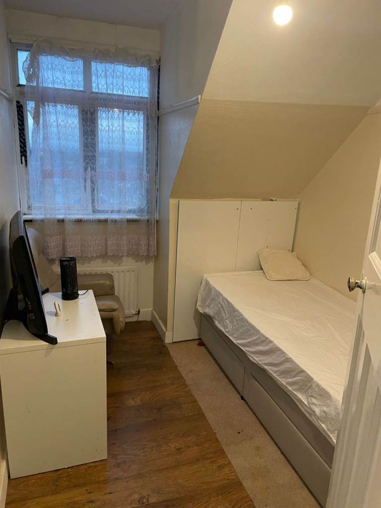 Room for rent straightaway !!!