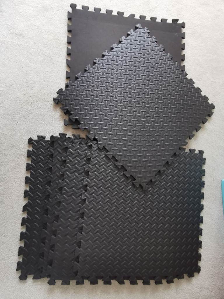 6 Black Interlocking Foam Floor Mats – Good Condition