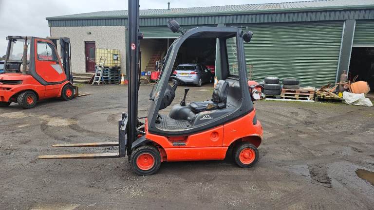 Forklift truck 